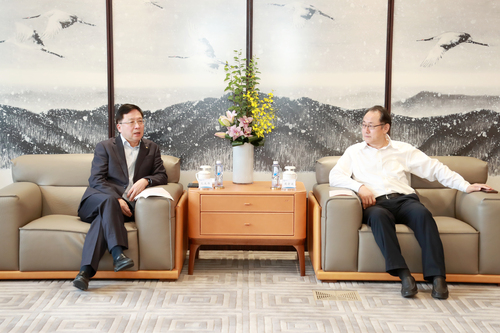 中國(guó)太保董事長(zhǎng)孔慶偉會(huì)見來訪的中國(guó)國(guó)新董事長(zhǎng)周渝波一行2